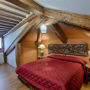 Camera con letto queen size su attico su attico
